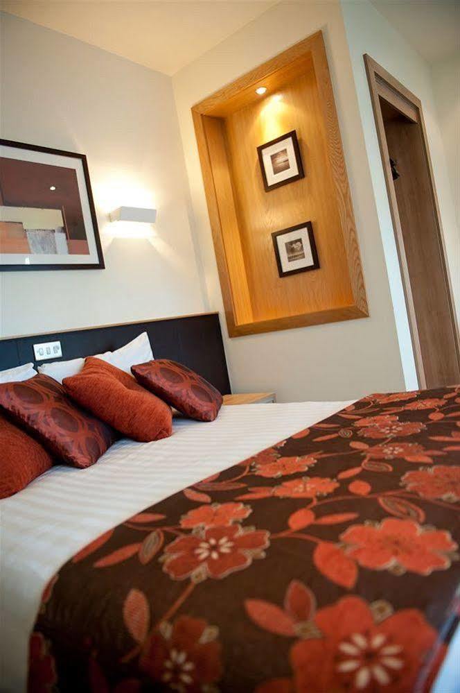 ניוטאונארדס Strangford Arms Hotel מראה חיצוני תמונה